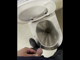 Публичный мочеиспускание с оттягиванием крайней плоти – необрезанный маленький член в поезде