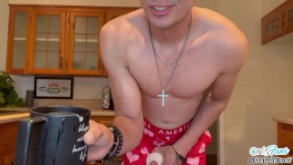 Komm in einen Kaffee voller Sperma, damit du schlürfen kannst 👅💦🍆