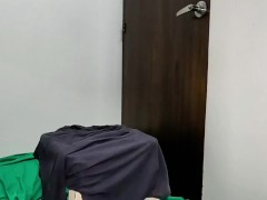 Madrastra milf de gran trasero monta un consolador con su coño chorreando crema húmeda. Casero real