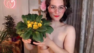 书黑发camgirl在卧室里闲逛