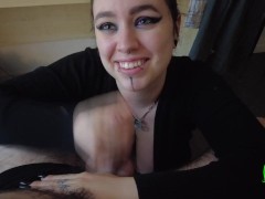fille Gothique suce son mec jusqu'à l'orgasme dans la bouche