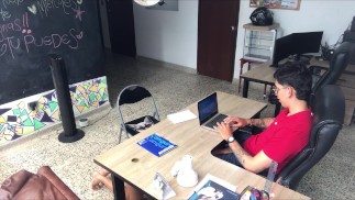 Das Vorstellungsgespräch gerät außer Kontrolle und ich bitte sie, meinen Schwanz zu lutschen