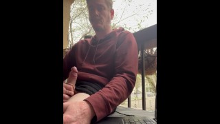 Пойманы кончающими на балконе: две женщины останавливаются, чтобы посмотреть, как я кончаю для них.