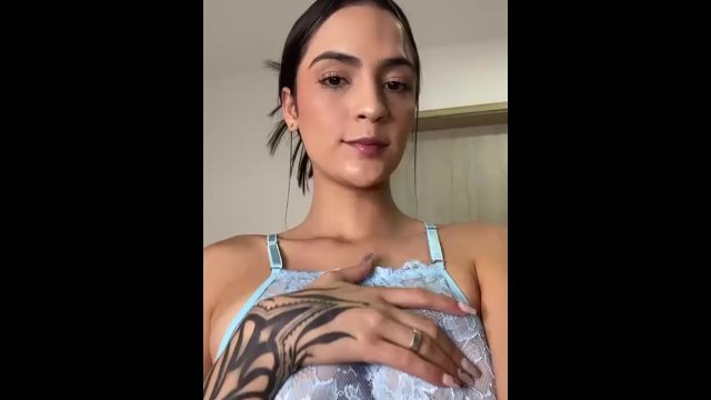 Me masturbo con mis dildos hasta acabar empapada… no vas a creer cómo termina 🔥💦