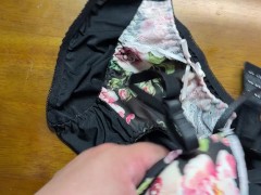 黒髪清楚系女子大生の黒色花柄レースブラに精液ぶっかけ - Screenshot 11 of 16 - Bukkake