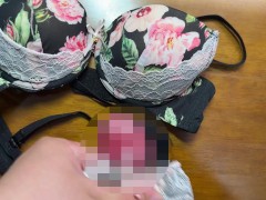 黒髪清楚系女子大生の黒色花柄レースブラに精液ぶっかけ - Screenshot 14 of 16 - Cum In Underwear