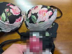 黒髪清楚系女子大生の黒色花柄レースブラに精液ぶっかけ - Screenshot 15 of 16 - College Student
