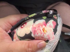 黒髪清楚系女子大生の黒色花柄レースブラに精液ぶっかけ - Screenshot 2 of 16 - Brassiere