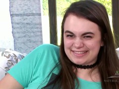 Emmy Lynn places the vibrator on her clit at high speed - Screenshot 6 of 16 - Pussy Lips