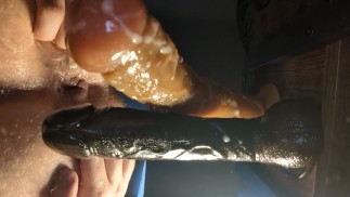 Dubbel anaal mezelf neuken met 13 & 10 inch dildo's op handen en voeten