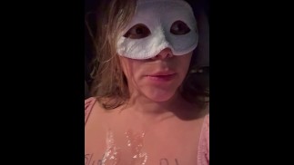 Aller en voiture avec du sperme sur mes seins