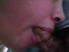 mon proprietaire veut son loyer, je le suce et il éjacule enormement dans ma bouche avec son vieux s