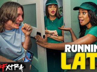 饥渴男友在上班前乱搞 August Skye 的 Thick 屁股 - DFxtra