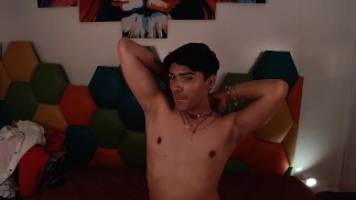 Joven colombiano se desnuda poco a poco muy sensual para su daddy