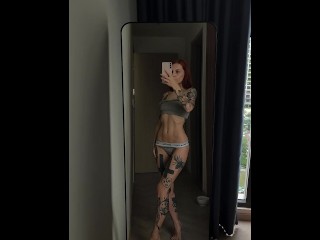 Худенькая крошка с прессом и сексуальным Belly