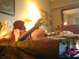 Красавчик в плаще готовится принять массивный BD Sveinn Dildo