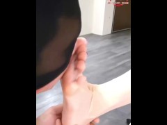 狗奴跪好服侍女王高貴的玉足！近距離舔腳每一根腳趾都不放過呢！ - Screenshot 1 of 16 - Feet Fetish