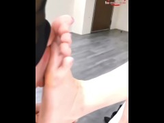 狗奴跪好服侍女王高貴的玉足！近距離舔腳每一根腳趾都不放過呢！ - Screenshot 3 of 16 - Feet