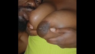 МЯГКИЕ ОБВИСШИЕ СИСЬКИ СВИСАЮТ, ПОКА GORILLA PUNCHER ИХ СОСЕТ!!!!!!!!