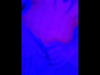 Сексуальная пума, одетая как Человек-паук, трахается под черным светом на гигантском Teddy медведе!