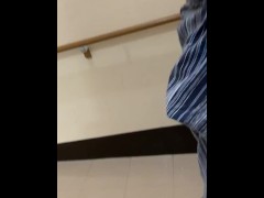 【人妻・不倫・露出風】激しく逝く！旅館の廊下で見せつけオナニー！ - Screenshot 13 of 16 - Asian Amateur