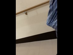 【人妻・不倫・露出風】激しく逝く！旅館の廊下で見せつけオナニー！ - Screenshot 14 of 16 - Japanese Amateur