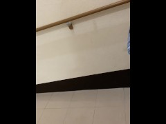 【人妻・不倫・露出風】激しく逝く！旅館の廊下で見せつけオナニー！ - Screenshot 15 of 16 - 人妻