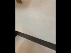 【人妻・不倫・露出風】激しく逝く！旅館の廊下で見せつけオナニー！ - Screenshot 16 of 16 - Amateur