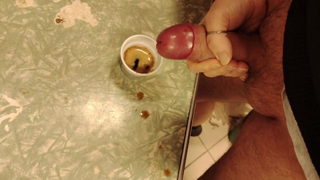 Je voulais boire un café mais je n'ai plus de lait, donc j'ai utilisé le sperme