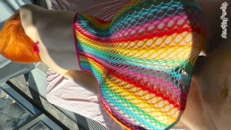 身材完美的Red发婊子猛地骑着一只大鸡巴，用她瘦弱的手臂抽搐鸡巴！