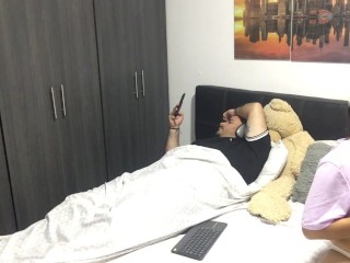 Моя возбужденная падчерица мастурбирует передо мной и снимает видео