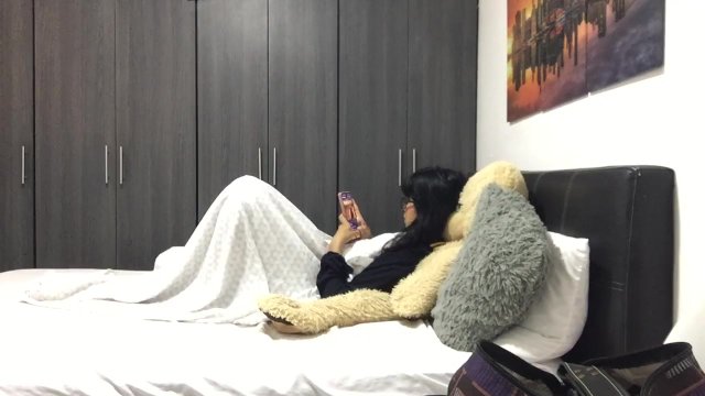 Je me masturbe et fais une vidéo chaude pour mon amant