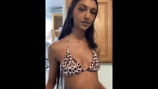 Zierliches 18-jähriges indisches Mädchen TikTok Dance teilweise nackt Sehen Sie sich meine exklusiven Inhalte auf Onlyfans an