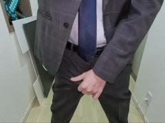 我慢汁でパンツびちょびちょのスーツ男子の手コキオナニー - Screenshot 3 of 16 - スーツ