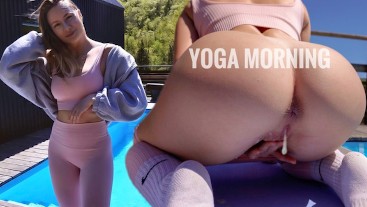 Сосед шпионит за утренней йогой у бассейна и присоединяется ко мне