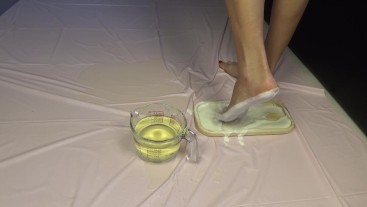 Золотой дождь. Футфетиш и игры с едой. Выпьешь и вылижешь все