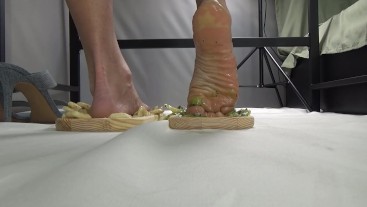Топчу ножками фрукты. Оближи мои ножки