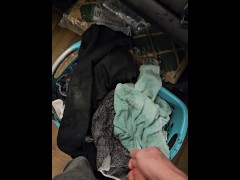 Pre soaking the laundry with pee before washing