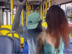 Estudante deixa estranho esfregar pau em transporte publico!