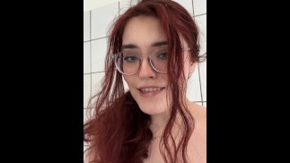 湿漉漉的大学宝贝想让她的玩具卡在她的阴户里，她又湿又热