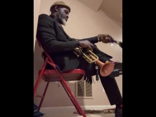 Naked Trumpeter 演奏 Tank 的“nothing On”