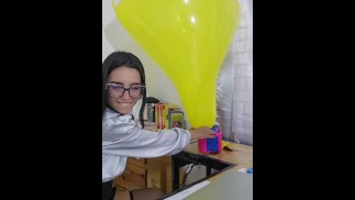 Cette secrétaire fait frapper un grand pop art avec son ballon (Vidéo complète sur C4S / MV / OF / Membersite)