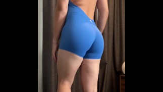 Стриптиз Sissy Gym Girl демонстрирует Her Big Ass