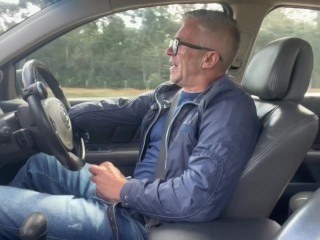 Punheta Enquanto Viajava com Muito Tesão