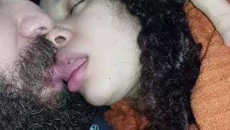 亲吻，我吮吸舌头和做手交给我带来很多乐趣，让我湿透💋😋🤤💦🍌🤤