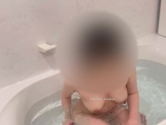 お風呂場で絶頂、おけにお潮溜めて身体にかけてみたら変態感増した、、すっぴんですいません、 - Screenshot 9 of 16 - Squirting