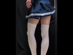 制服＋スク水という組み合わせで誘惑しようとしたが、おしっこを大量に漏らしてしまう・・・ - Screenshot 1 of 16 - おもらし