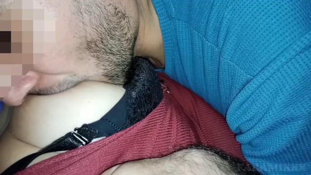 Мои большие сиськи до сих пор его зависимость, поэтому он всегда сосет и кусает мои большие твердые соски