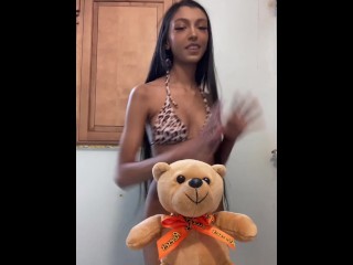 娇小的 18 岁女孩不穿内裤跳舞 点击简历中的链接查看我的独家内容