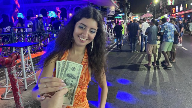 我以为我捡到了变性人，但她原来是一个普通的妓女，我操了她的屁股